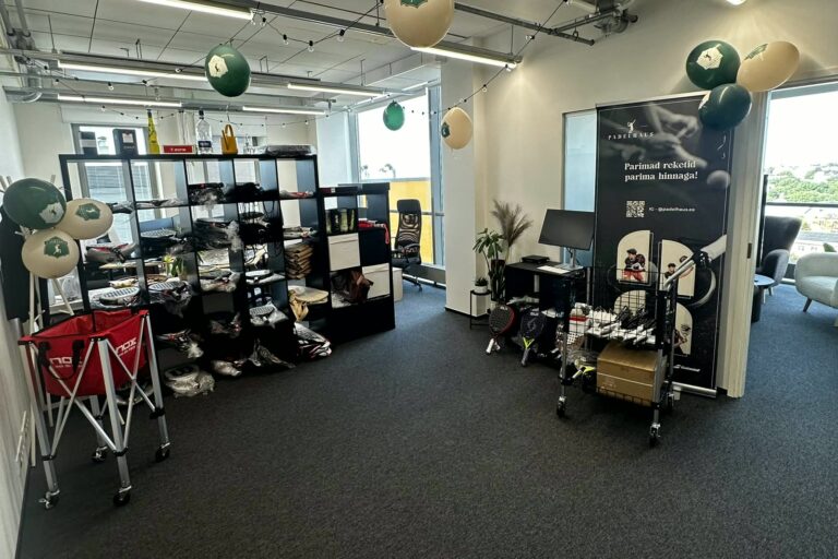 Padelhaus veikala tirdzniecības zāle Tallinā, plaukti pilni ar raketēm un ekipējumu